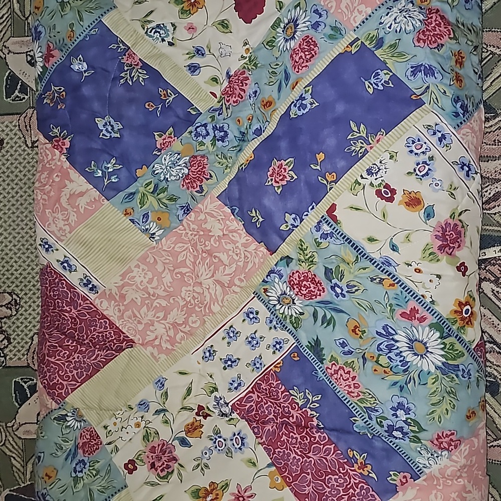 Vintage comforter blanket full size floral patchwork print & reversible euc